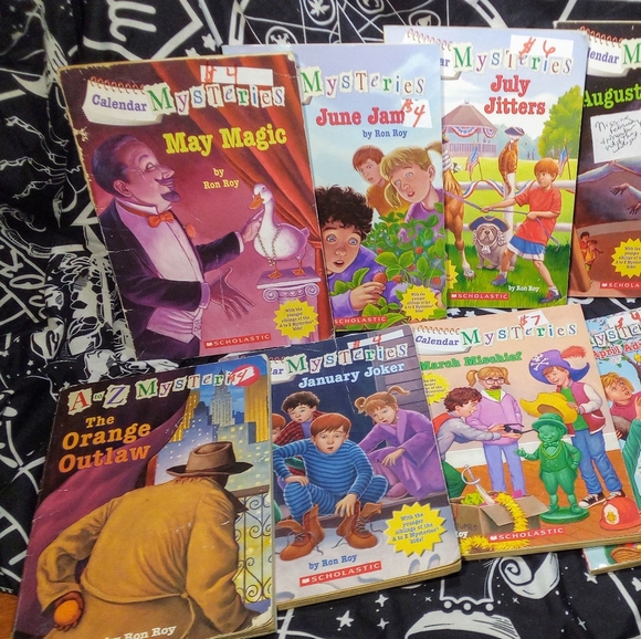 3 FOR $15 TEN CALENDAR MYSTERIES SET OF TEN SOFTBACK - Picture 2 of 3